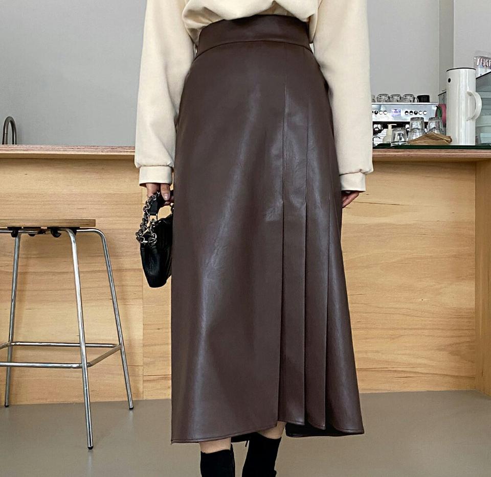 レザー調サイドプリーツスカート・全2色・b58584 レディース 【sk】韓国ファッション ボトムス スカート ロング ロングスカート レザー調 プリーツ スリット Iライン ロング丈 シンプル 大人 カジュアル フェミニン 体型カバー 秋 冬
