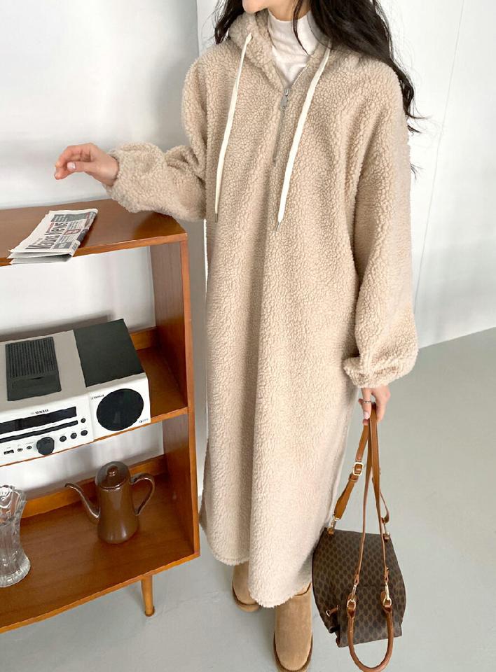 ボアフードロングワンピース・全2色・t65845 レディース 【ops】韓国ファッション ワンピース ロングワンピース 長袖 ボア フード ストリング付 ストレート スリット ワンマイルウェア ロング丈 シンプル カジュアル 秋 冬