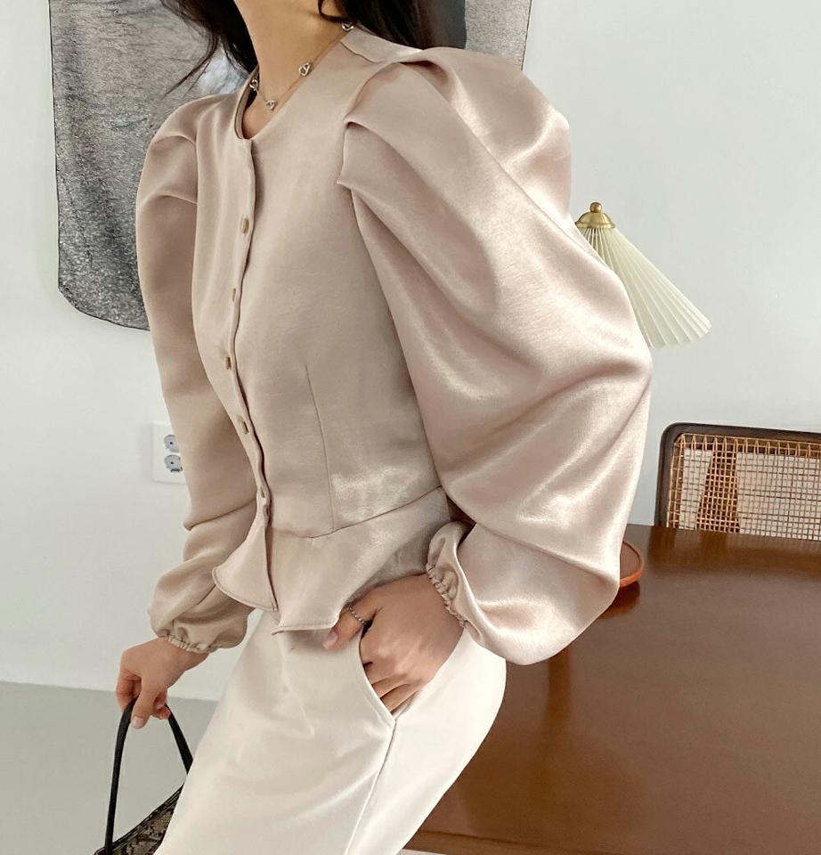 サテンパフブラウス・全2色・t65835 レディース 【bl】韓国ファッション トップス ブラウス 長袖 ラウンドネック パフスリーブブ フリル ボタン 無地 シンプル 大人 ルーズ ガーリー カジュアル フェミニン 秋 冬