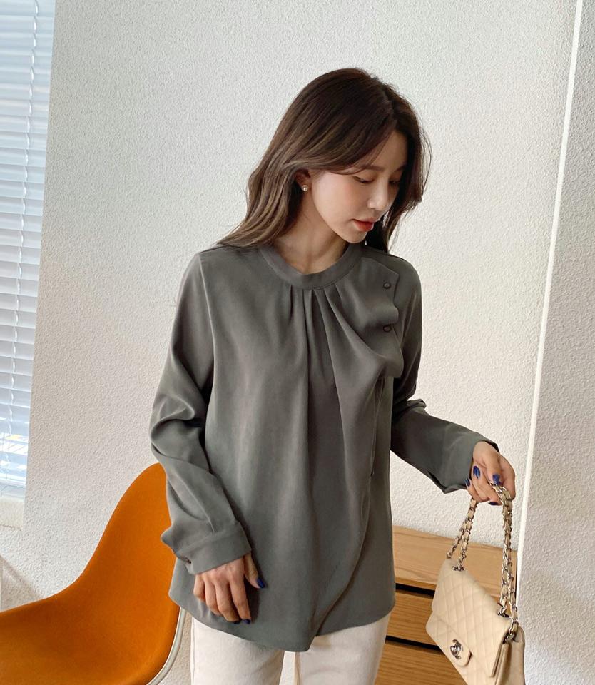 【10%OFF】即日配送 ボタンギャザーブラウス・全3色・t63238 レディース 【bl】韓国ファッション トップス ブラウス 長袖 バンドカラー ギャザー 襟コン ラップ風 スリット 無地 シンプル ボタン 体型カバー ガーリー カジュアル フェミニン 秋 冬【blセール】