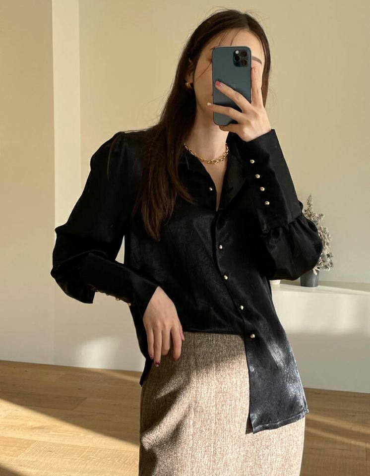 ハイネックサテンブラウス・全3色・b00369 レディース 【bl】トップス ブラウス 長袖 ハイネック サテン 単色 無地 シンプル 上品 大人 きれいめ リンクル ロングカフス ゴールドボタン スリット ギャザー 秋 冬 韓国ファッション ハイホリHIHOLLI