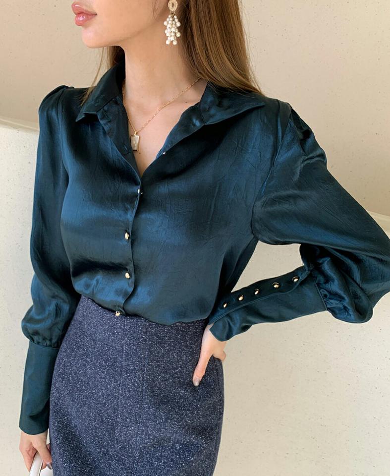 ハイネックサテンブラウス・全3色・b00369 レディース 【bl】トップス ブラウス 長袖 ハイネック サテン 単色 無地 シンプル 上品 大人 きれいめ リンクル ロングカフス ゴールドボタン スリット ギャザー 秋 冬 韓国ファッション ハイホリHIHOLLI