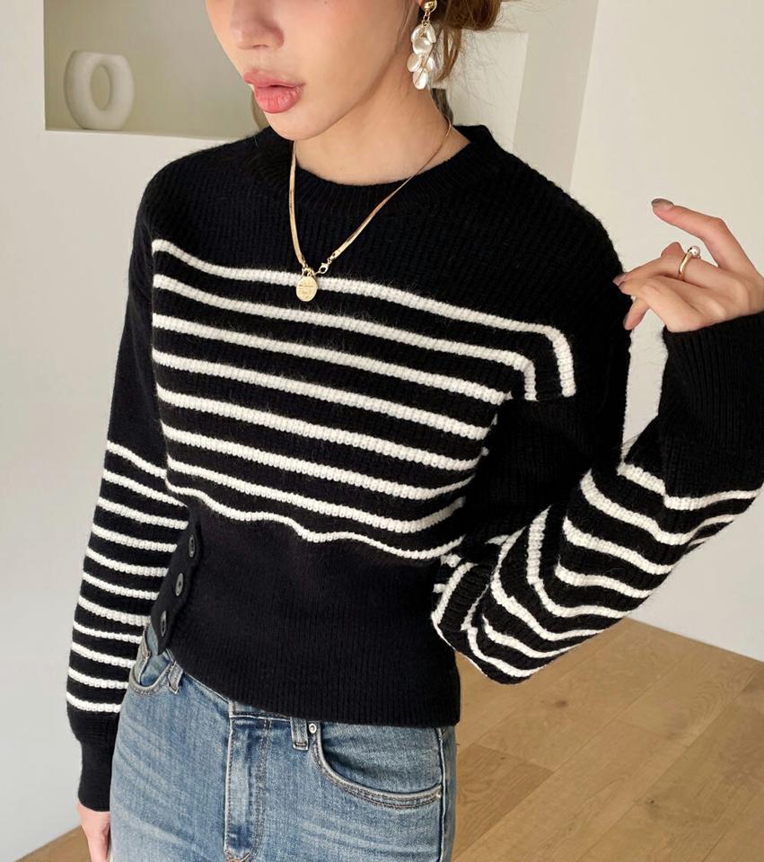 ボーダーボタンクロップドニット・全2色・b00374 レディース 【tops】トップス ニット 長袖 クロップド丈 ボーダー柄 カジュアル ラフ スリット 短丈 秋 冬 韓国ファッション ハイホリHIHOLLI