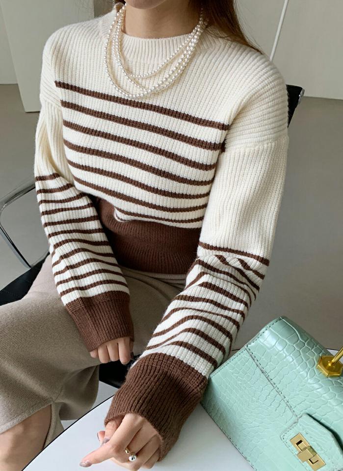 ボーダーボタンクロップドニット・全2色・b00374 レディース 【tops】トップス ニット 長袖 クロップド丈 ボーダー柄 カジュアル ラフ スリット 短丈 秋 冬 韓国ファッション ハイホリHIHOLLI