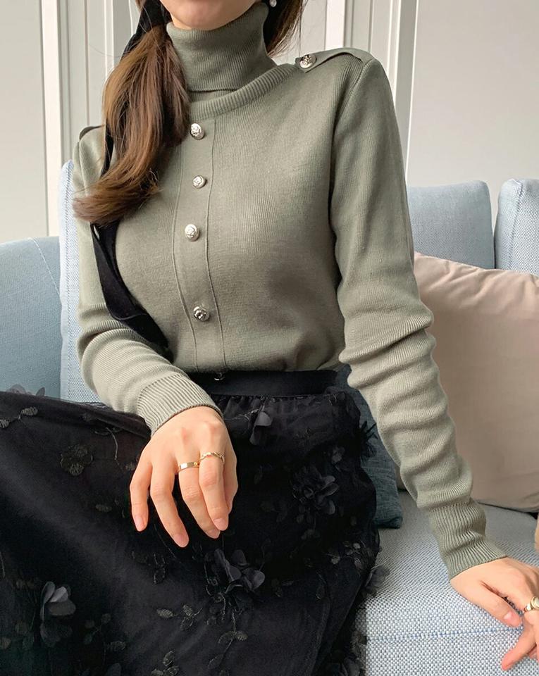 【只今10%OFF】エポレットフェイクボタンタートルニット・全3色・b71139 レディース 【tops】トップス ニット 長袖 タートルネック フェイクボタン ハイネック 大人 カジュアル シンプル ニットトップス 秋 冬 韓国ファッション ハイホリHIHOLLI【ニットセール】