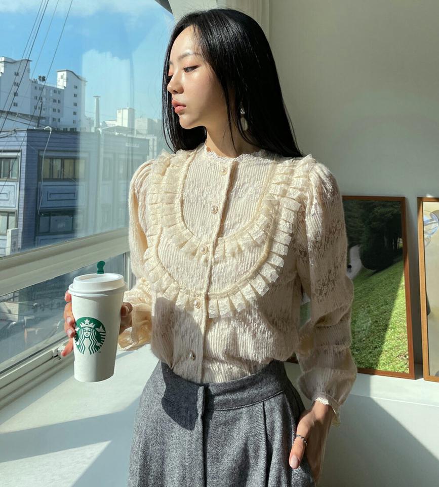 起毛パール調ボタンレースブラウス・全1色・b66276 レディース 【bl】韓国ファッション トップス ブラウス 長袖 起毛 パール調 ボタン レース ギャザー フリル シンプル 大人 体型カバー カジュアル フェミニン 秋 冬