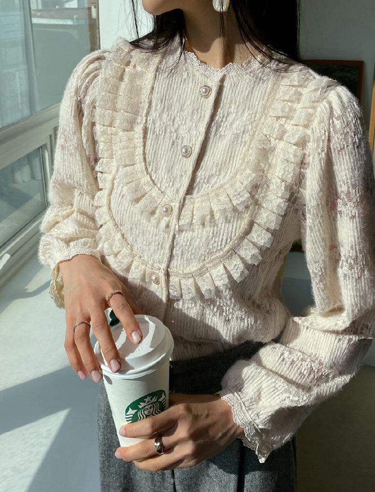 起毛パール調ボタンレースブラウス・全1色・b66276 レディース 【bl】韓国ファッション トップス ブラウス 長袖 起毛 パール調 ボタン レース ギャザー フリル シンプル 大人 体型カバー カジュアル フェミニン 秋 冬