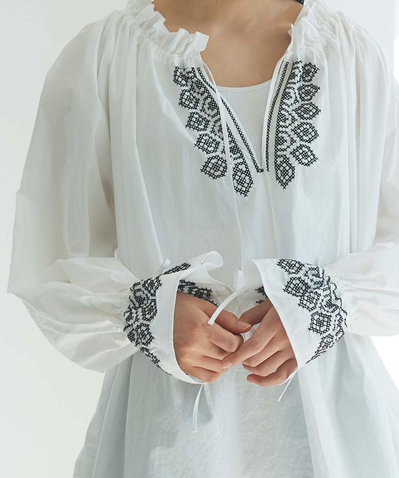 ○刺繍ギャザーブラウス（cardo fabrica）