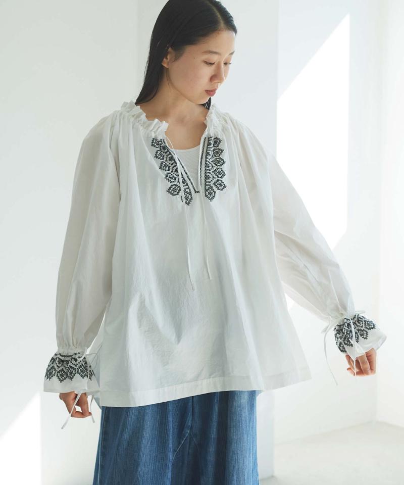 ○刺繍ギャザーブラウス（cardo fabrica）