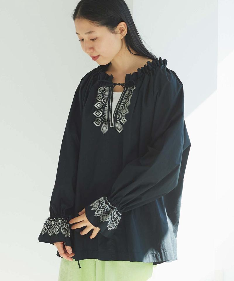 ○刺繍ギャザーブラウス（cardo fabrica）