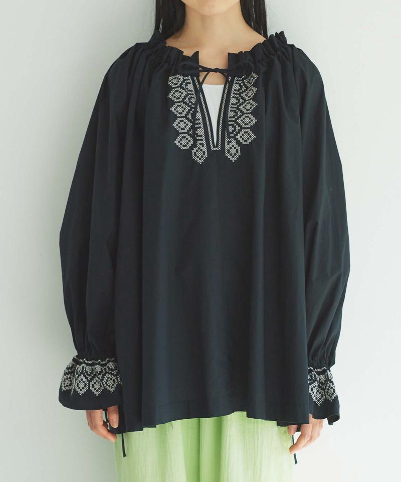 ○刺繍ギャザーブラウス（cardo fabrica）