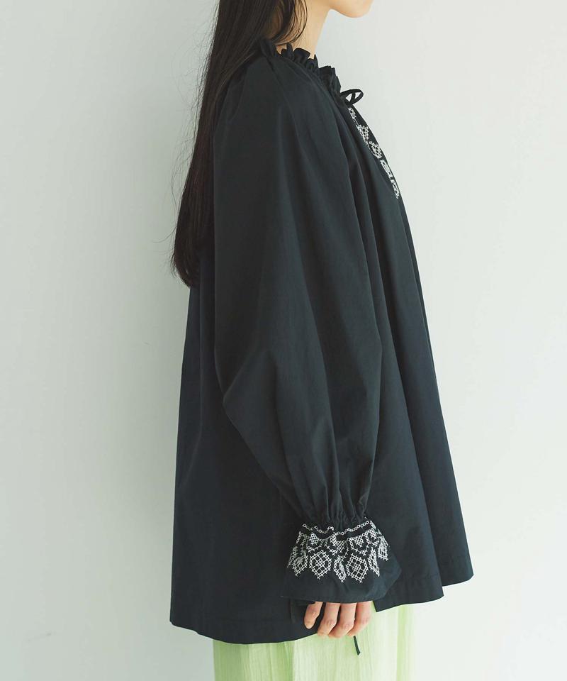 ○刺繍ギャザーブラウス（cardo fabrica）