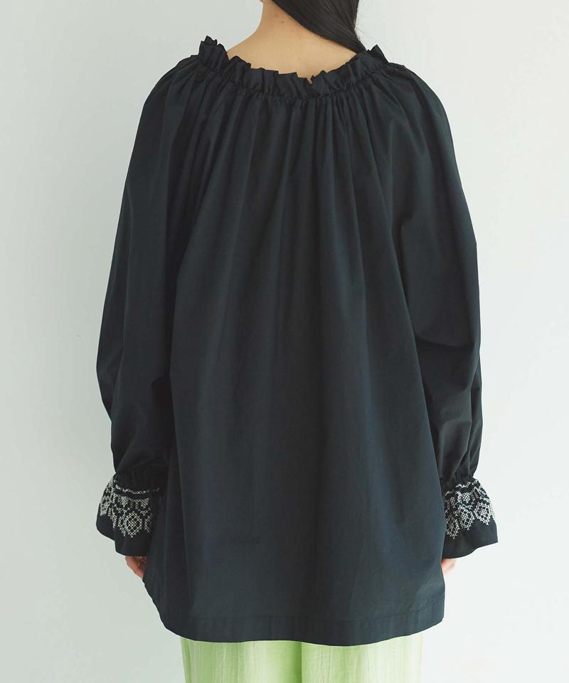 ○刺繍ギャザーブラウス（cardo fabrica）