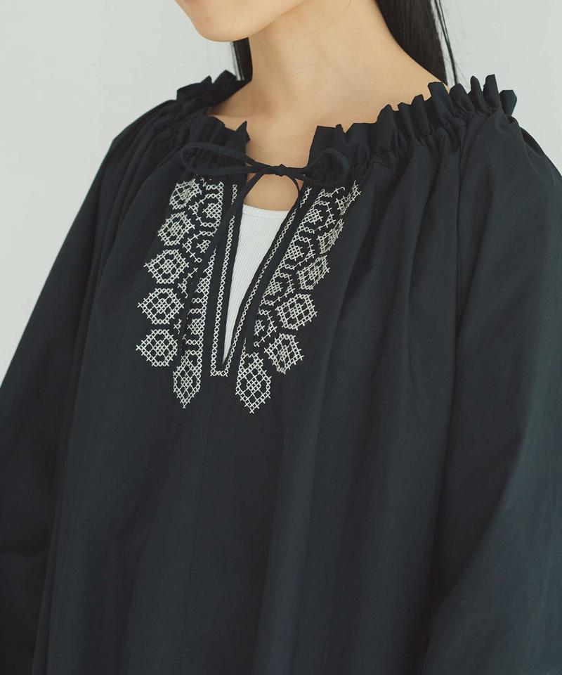 ○刺繍ギャザーブラウス（cardo fabrica）
