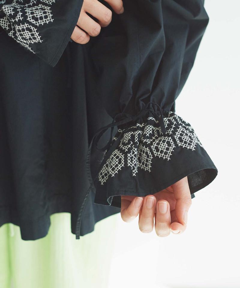 ○刺繍ギャザーブラウス（cardo fabrica）