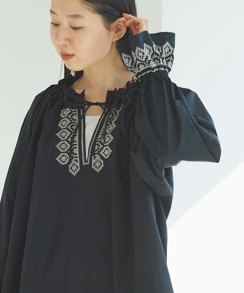 ○刺繍ギャザーブラウス（cardo fabrica）