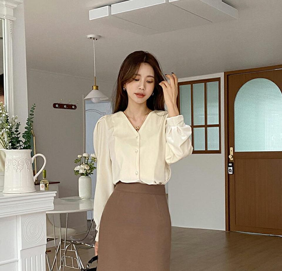 ベルベットVネックボタンブラウス・全4色・t58630 レディース 【bl】韓国ファッション トップス ブラウス 長袖 Vネック ベルベット ボタン タック 無地 ベーシック シンプル 大人 カジュアル フェミニン 秋 冬