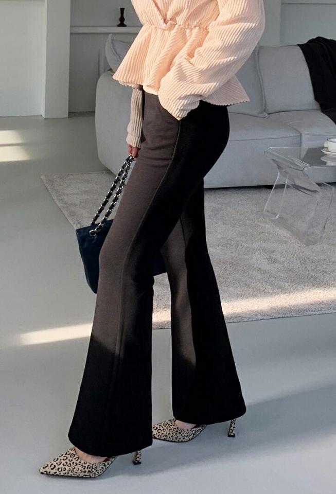 裏起毛セミフレアスラックスパンツ・全2色・t00430 レディース 【pt】スラックス パンツ ズボン ロングパンツ フレアパンツ 裏起毛 単色 無地 シンプル ベーシック 大人 きれいめ スリム 大人 冬 韓国ファッション ハイホリHIHOLLI