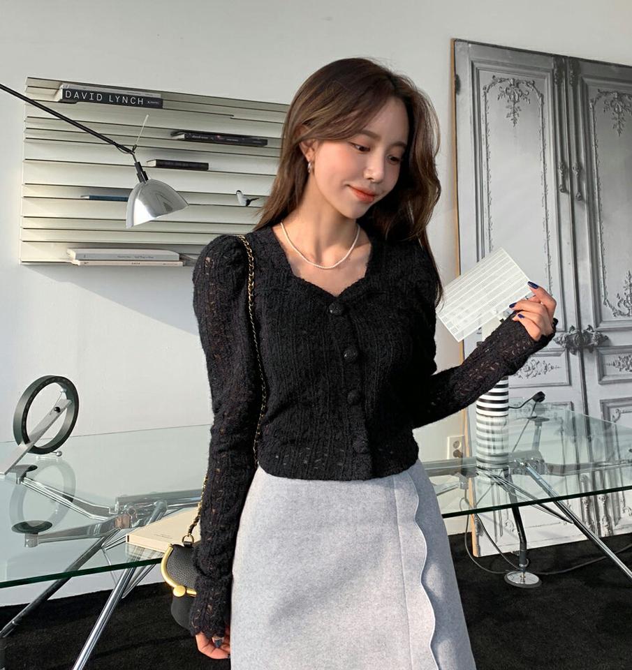 起毛ハートネックレースブラウス・全4色・t63253 レディース 【bl】韓国ファッション トップス ブラウス 長袖 ハートネック 起毛 レース フリル クロップド丈 ボタン シンプル 大人 異素材 体型カバー カジュアル フェミニン 秋 冬