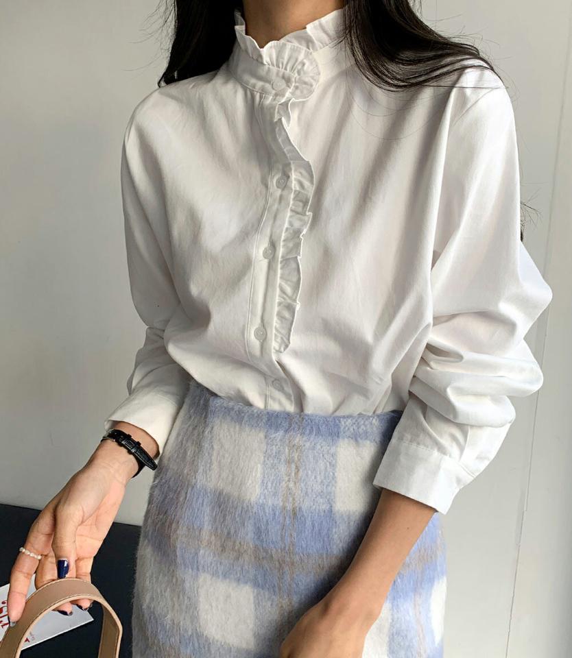 ボタンフリルシャツブラウス・全2色・t66313 レディース 【bl】韓国ファッション トップス ブラウス 長袖 バンドカラー ボタン フリル シャツブラウス モダン アンバランス ギャザー 無地 シンプル 大人 体型カバー カジュアル フェミニン 秋 冬