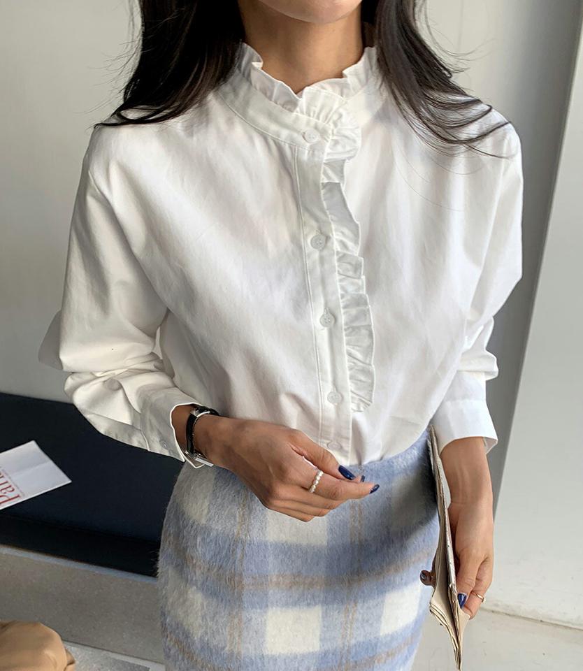 ボタンフリルシャツブラウス・全2色・t66313 レディース 【bl】韓国ファッション トップス ブラウス 長袖 バンドカラー ボタン フリル シャツブラウス モダン アンバランス ギャザー 無地 シンプル 大人 体型カバー カジュアル フェミニン 秋 冬