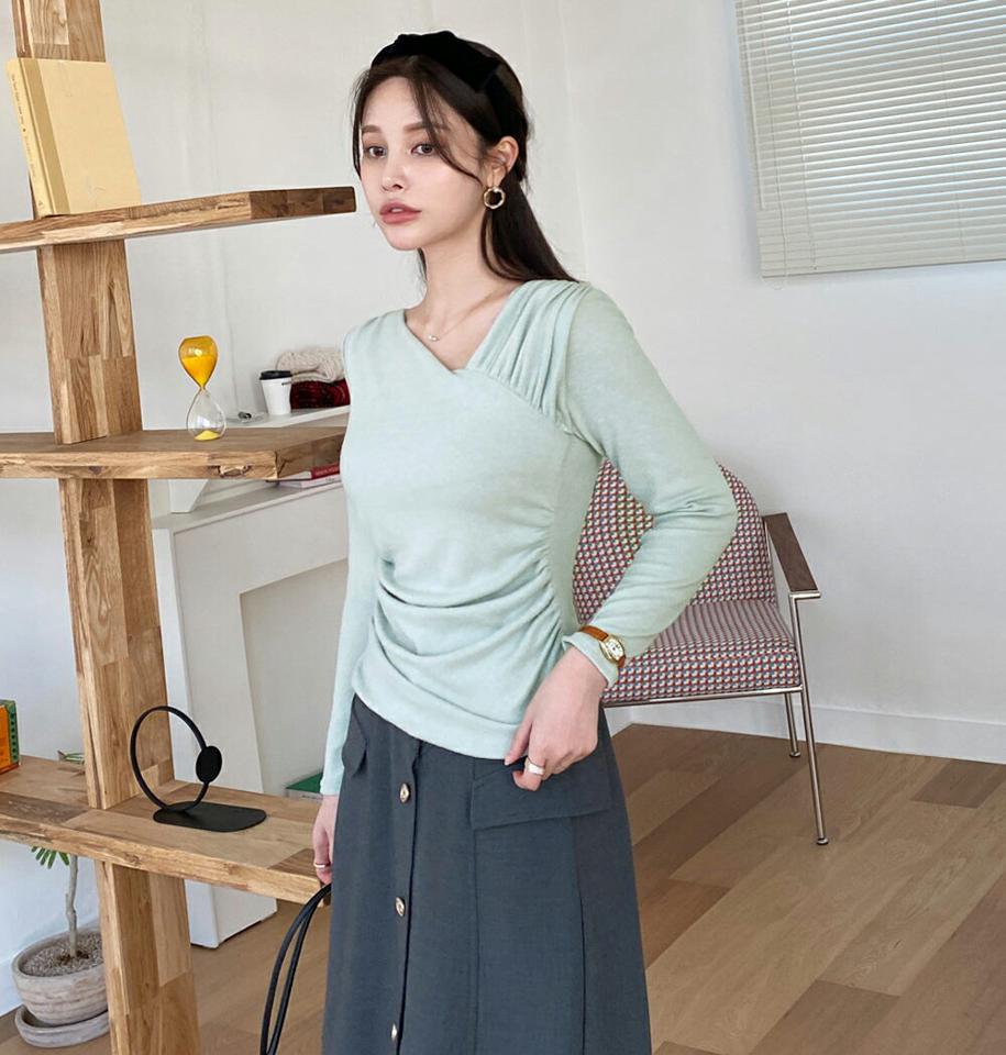 アンバランスネックシャーリングTシャツ・全4色・t71286 レディース 【tops】トップス Tシャツ 長袖 シャーリング アンバランス デコルテ 鎖骨 単色 シンプル 無地 大人 Vネック 秋 冬 韓国ファッション ハイホリHIHOLLI