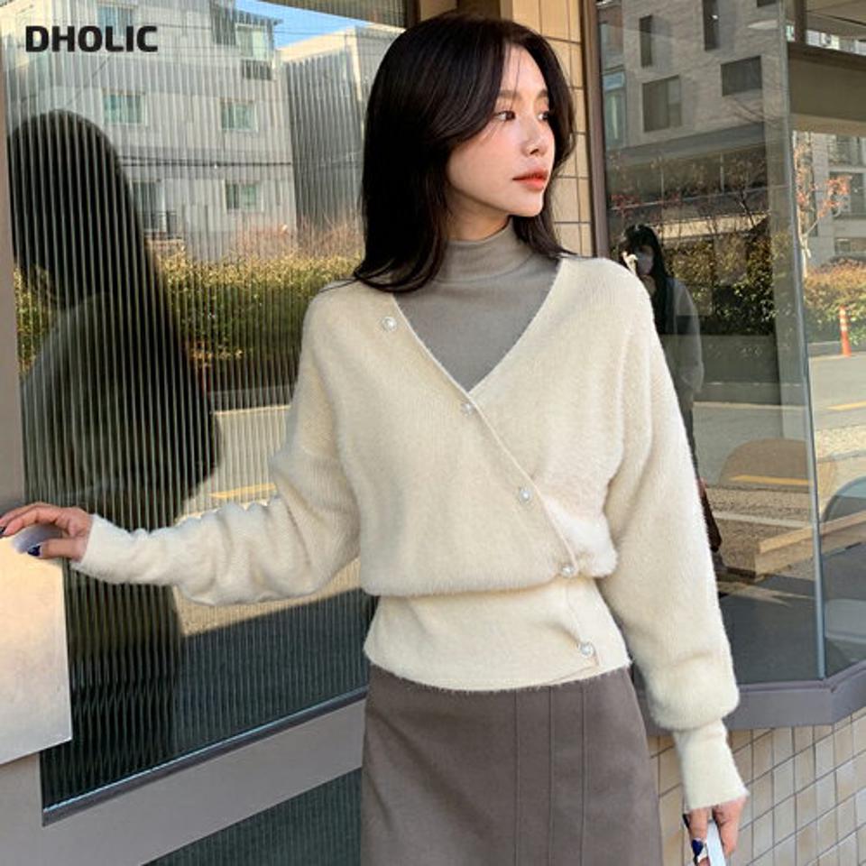 パール調ボタンラップ風ニット・全2色・b65938 レディース 【tops】韓国ファッション トップス ニット 大人 長袖 Vネック パール調 ボタン ラップ風 ファータッチ 無地 シンプル リブ 異素材 体型カバー フェミニン カジュアル 秋 冬