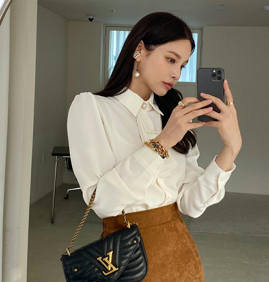 ラッフル付パール調ボタンブラウス・全4色・t00453 レディース 【bl】トップス ブラウス 長袖 パールボタン ラッフル フリル フェミニン 上品 きれいめ 大人 オフィスカジュアル パフスリーブ パフ袖 秋 冬 韓国ファッション ハイホリHIHOLLI