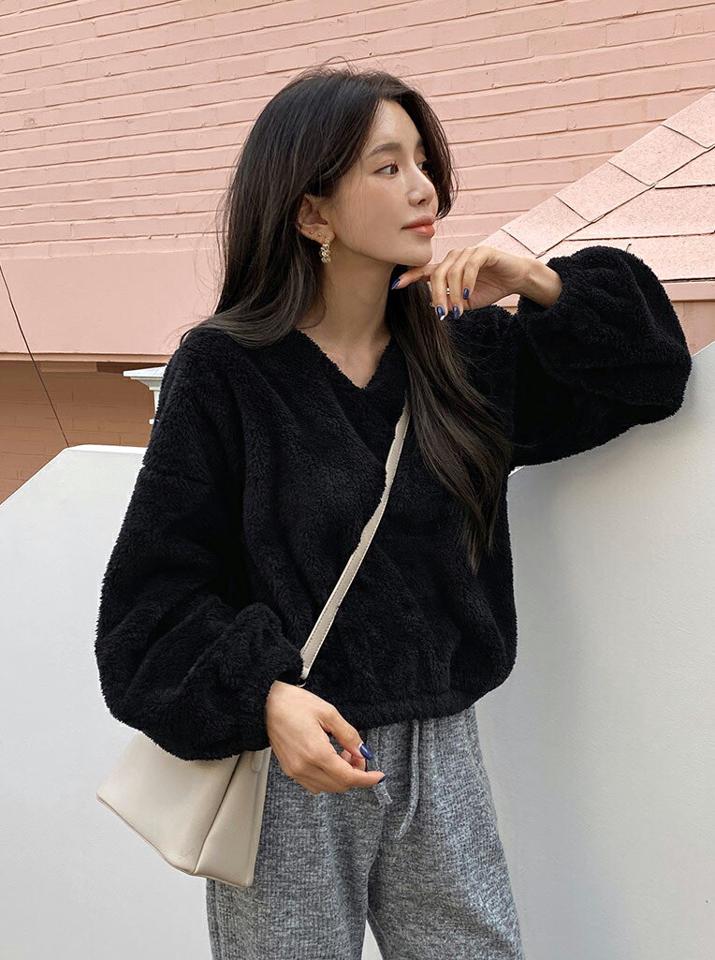 フェイクファーVネックTシャツ・全4色・t63312 レディース 【tops】韓国ファッション トップス Tシャツ 大人 長袖 Vネック フェイクファー ドロップショルダー 無地 シンプル ルーズ 体型カバー フェミニン カジュアル デイリー 秋 冬