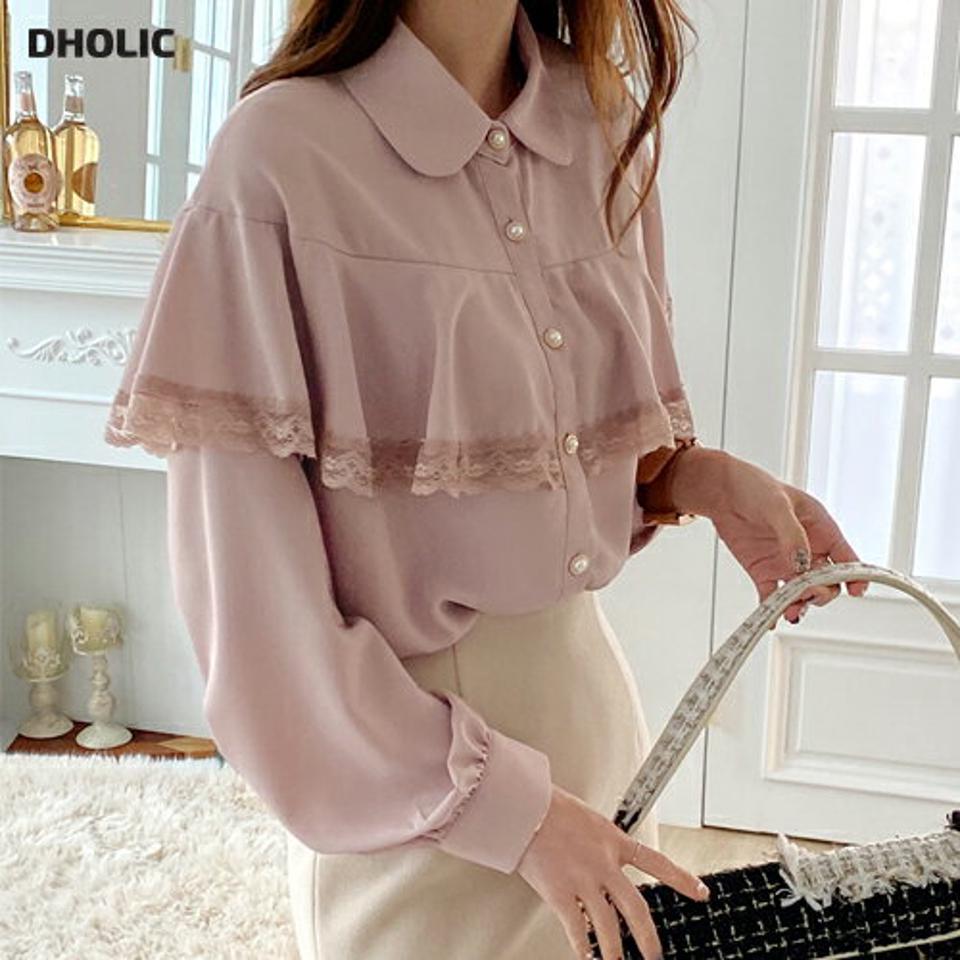 パール調ボタンケープブラウス・全2色・t00717 レディース 【bl】トップス ブラウス 長袖 ケープ パールボタン フェミニン レース 高級感 ラッフル フリル 大人 上品 かわいい 秋 冬 韓国ファッション ハイホリHIHOLLI