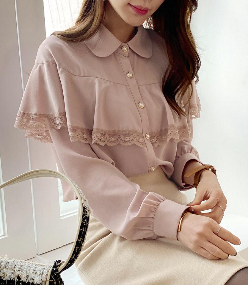 パール調ボタンケープブラウス・全2色・t00717 レディース 【bl】トップス ブラウス 長袖 ケープ パールボタン フェミニン レース 高級感 ラッフル フリル 大人 上品 かわいい 秋 冬 韓国ファッション ハイホリHIHOLLI