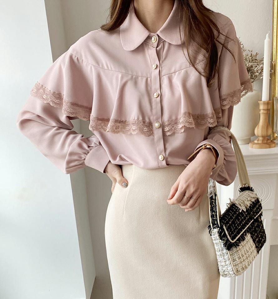 パール調ボタンケープブラウス・全2色・t00717 レディース 【bl】トップス ブラウス 長袖 ケープ パールボタン フェミニン レース 高級感 ラッフル フリル 大人 上品 かわいい 秋 冬 韓国ファッション ハイホリHIHOLLI
