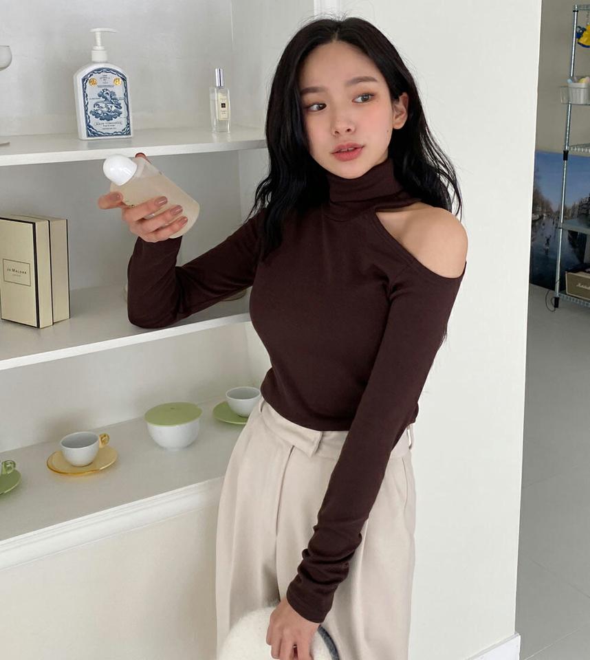 裏起毛ショルダースリットタートルTシャツ・全4色・t01685 レディース 【tops】韓国ファッション トップス Tシャツ 長袖 タートルネック 裏起毛 ショルダースリット スリム 異素材 無地 シンプル フェミニン 体型カバー カジュアル 秋 冬 NIJU