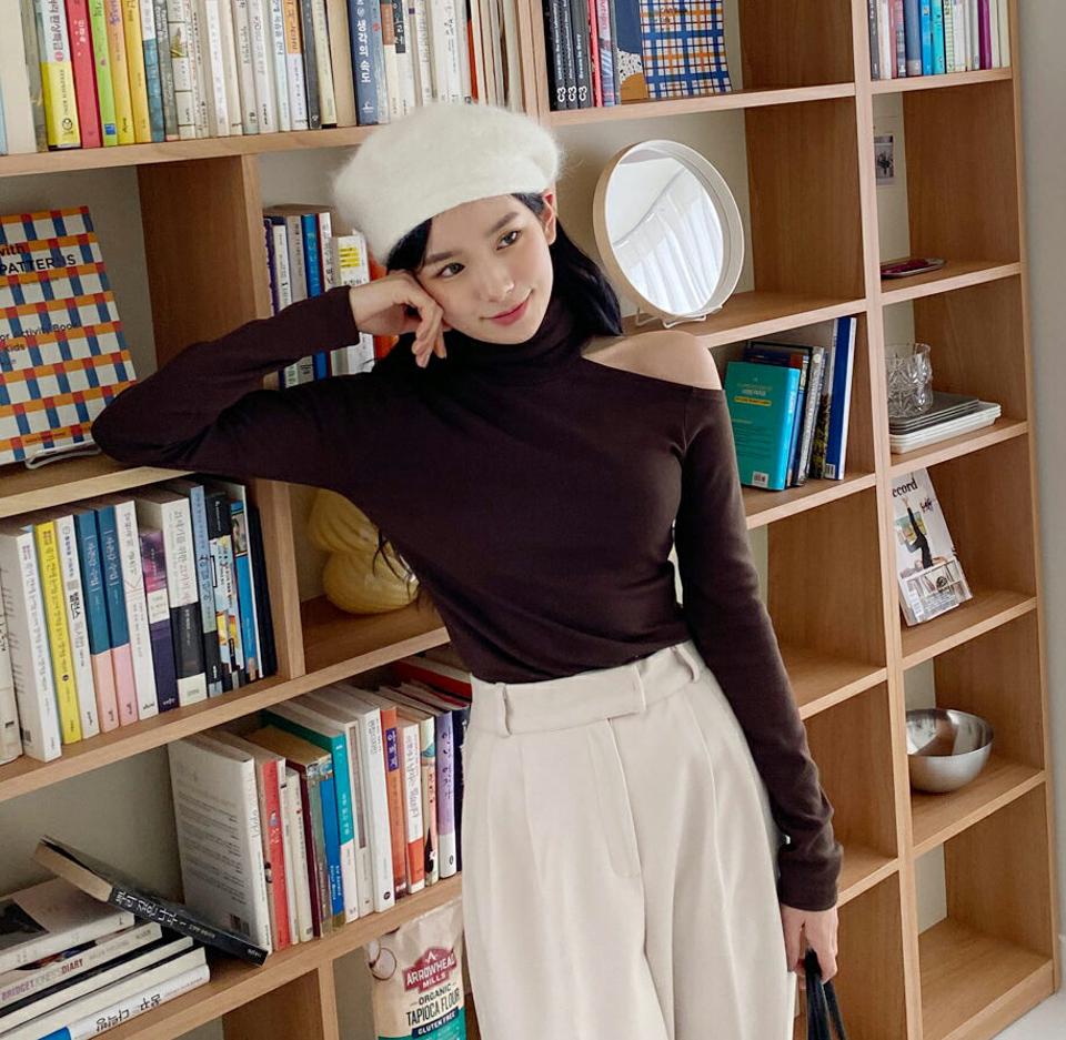 裏起毛ショルダースリットタートルTシャツ・全4色・t01685 レディース 【tops】韓国ファッション トップス Tシャツ 長袖 タートルネック 裏起毛 ショルダースリット スリム 異素材 無地 シンプル フェミニン 体型カバー カジュアル 秋 冬 NIJU