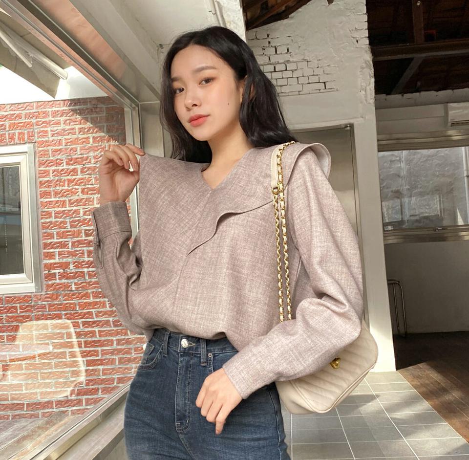 Vネックラッフルカラーブラウス・全2色・t01679 レディース 【bl】韓国ファッション トップス ブラウス 長袖 Vネック ラッフルカラー ボタン 大人 シンプル フェミニン ルーズ 上品 体型カバー 細身 ガーリー カジュアル 秋 冬 NIJU