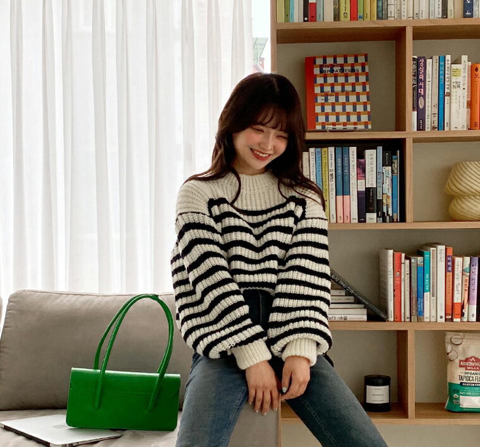 ロングスリーブボーダーニット・全2色・t01654 レディース 【tops】韓国ファッション トップス ニット 長袖 ラウンドネック ロングスリーブ ボーダー フェミニン シンプル ルーズ 異素材 体型カバー デイリー ガーリー カジュアル 秋 冬 NIJU
