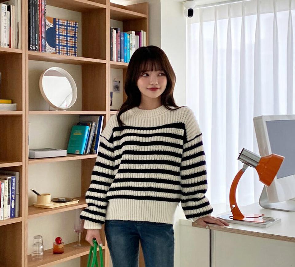 ロングスリーブボーダーニット・全2色・t01654 レディース 【tops】韓国ファッション トップス ニット 長袖 ラウンドネック ロングスリーブ ボーダー フェミニン シンプル ルーズ 異素材 体型カバー デイリー ガーリー カジュアル 秋 冬 NIJU