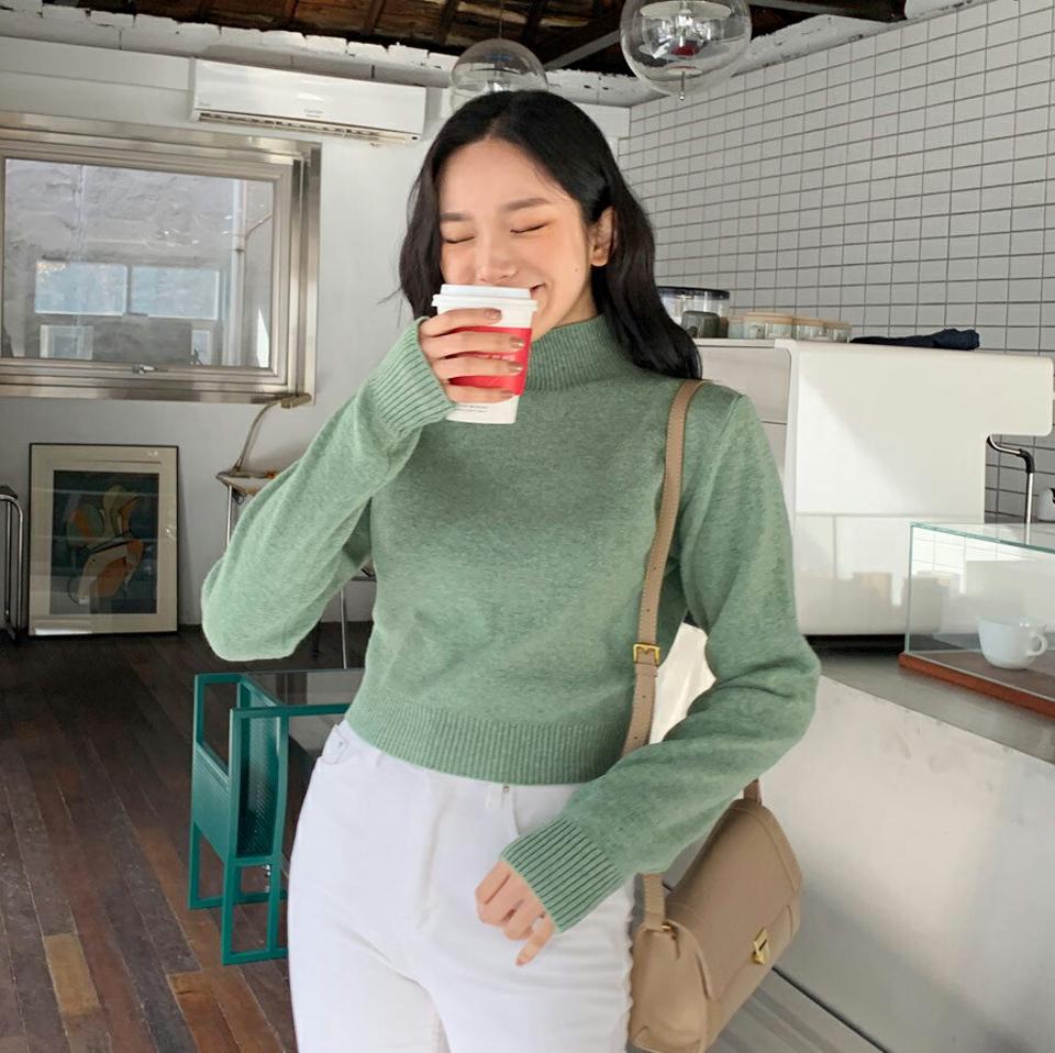 フィンガーホールハイネックニット・全4色・t01661 レディース 【tops】韓国ファッション トップス ニット 長袖 ハイネック カラーニット フィンガーホール モダン クロップド丈 フェミニン 無地 シンプル 秋 冬 NIJU