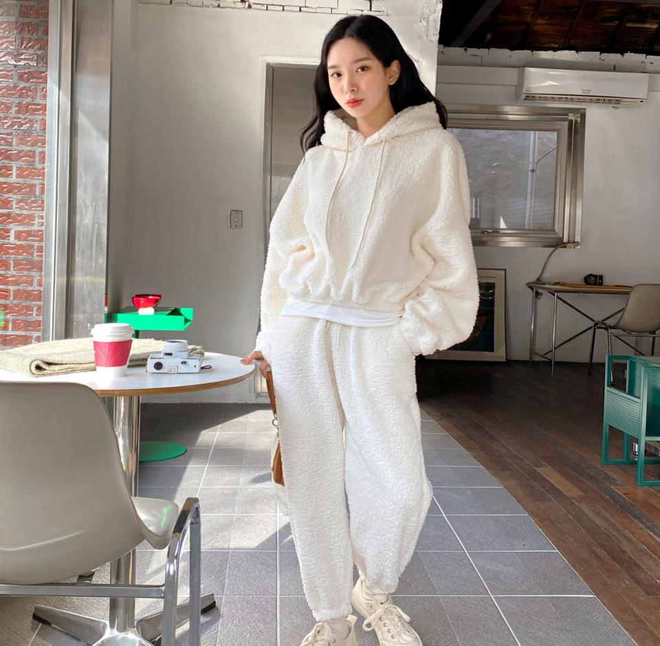 クロップドボアフードパーカー&ボアジョガーパンツSET・全3色・t01665 レディース 【pt】韓国ファッション ボトムス パンツ パーカー セットアップ 長袖 ボア ジョガーパンツ クロップド丈 ワンマイルウェア 無地 シンプル 体型カバー 秋 冬 NIJU
