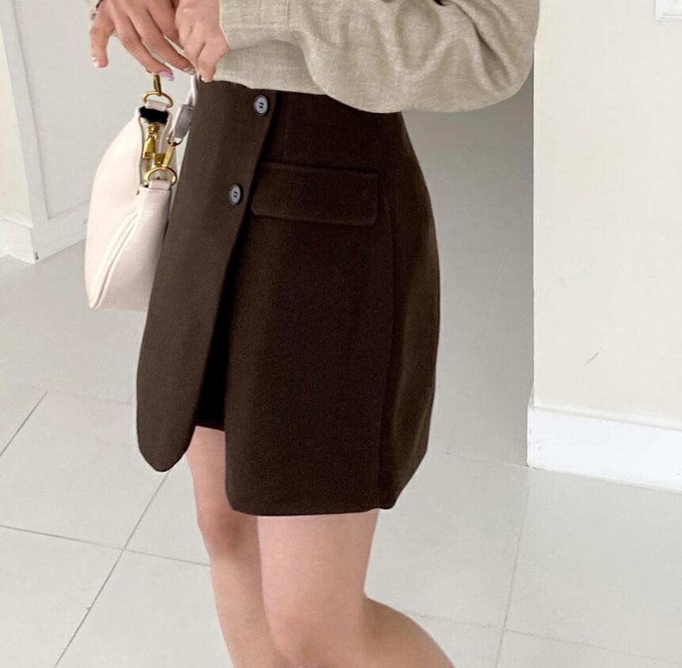 ボタンラップ風ショートパンツ・全2色・t01725 レディース 【pt】韓国ファッション ボトムス パンツ ショート ショートパンツ ボタン ラップ風 ショート丈 ポケット 無地 シンプル 美脚 足長 細身 着痩せ 体型カバー ガーリー 楽ちん 秋 冬 NIJU