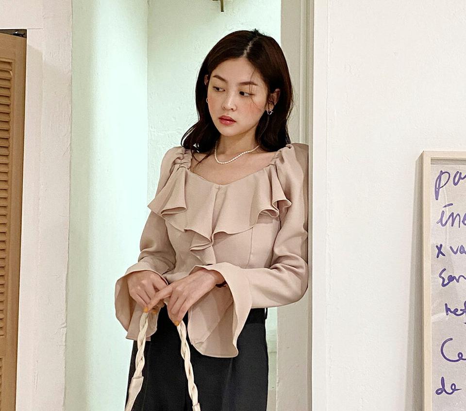 ショルダーゴムフリルブラウス・全3色・t65870 レディース 【bl】韓国ファッション トップス ブラウス 長袖 Vネック ショルダーゴム フリル スリム クロップド丈 無地 シンプル 大人 体型カバー カジュアル フェミニン 秋 冬