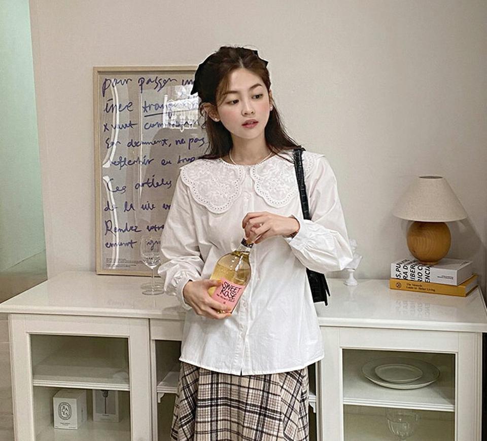 レースセーラーカラーブラウス・全2色・b65872 レディース 【bl】韓国ファッション トップス ブラウス 長袖 ラウンドネック レース セーラーカラー 襟コン ボタン ギャザー カフス シンプル 大人 体型カバー カジュアル フェミニン 秋 冬