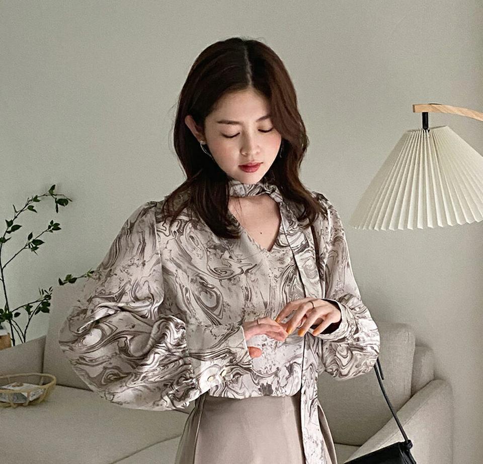 【10%OFF】マーブル柄ボウタイブラウス・全2色・b65914 レディース 【bl】韓国ファッション トップス ブラウス 長袖 Vネック マーブル柄 ボウタイ リボン 襟コン タック カフス ボタン シンプル 大人 体型カバー カジュアル フェミニン 秋 冬【blセール】