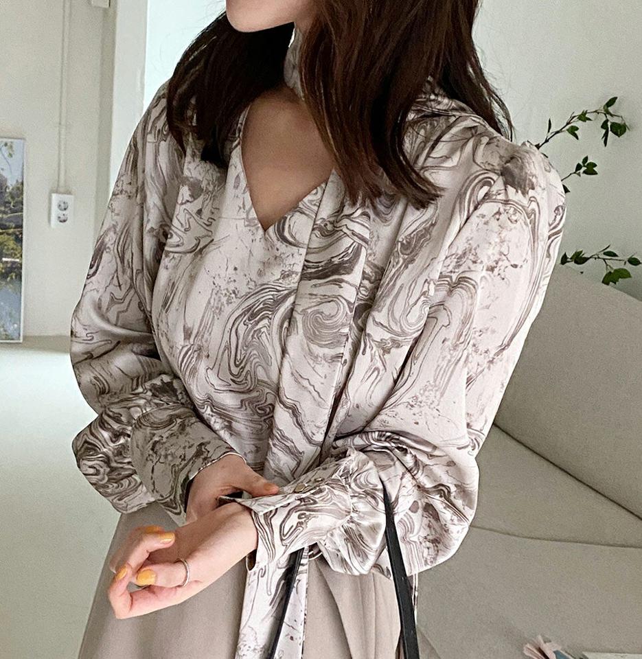 【10%OFF】マーブル柄ボウタイブラウス・全2色・b65914 レディース 【bl】韓国ファッション トップス ブラウス 長袖 Vネック マーブル柄 ボウタイ リボン 襟コン タック カフス ボタン シンプル 大人 体型カバー カジュアル フェミニン 秋 冬【blセール】