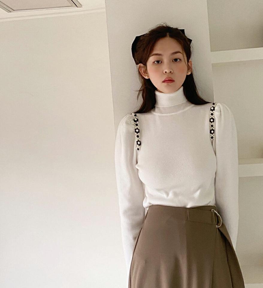 フラワーモチーフパフニット・全3色・t65919 レディース 【tops】韓国ファッション トップス ニット 大人 長袖 タートルネック フラワーモチーフ フェイクパール ビーズ スリム 異素材 シンプル 体型カバー フェミニン カジュアル 秋 冬