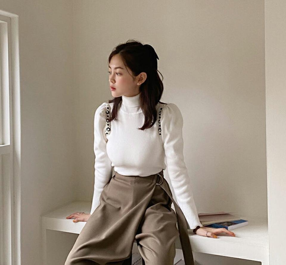 フラワーモチーフパフニット・全3色・t65919 レディース 【tops】韓国ファッション トップス ニット 大人 長袖 タートルネック フラワーモチーフ フェイクパール ビーズ スリム 異素材 シンプル 体型カバー フェミニン カジュアル 秋 冬