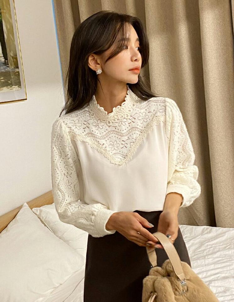 起毛レースドッキングブラウス・全2色・b66364 レディース 【bl】韓国ファッション トップス ブラウス 長袖 ハートネック 花柄 フラワー ウェーブ 起毛 レース ドッキング ボタン シンプル 大人 体型カバー カジュアル フェミニン 秋 冬