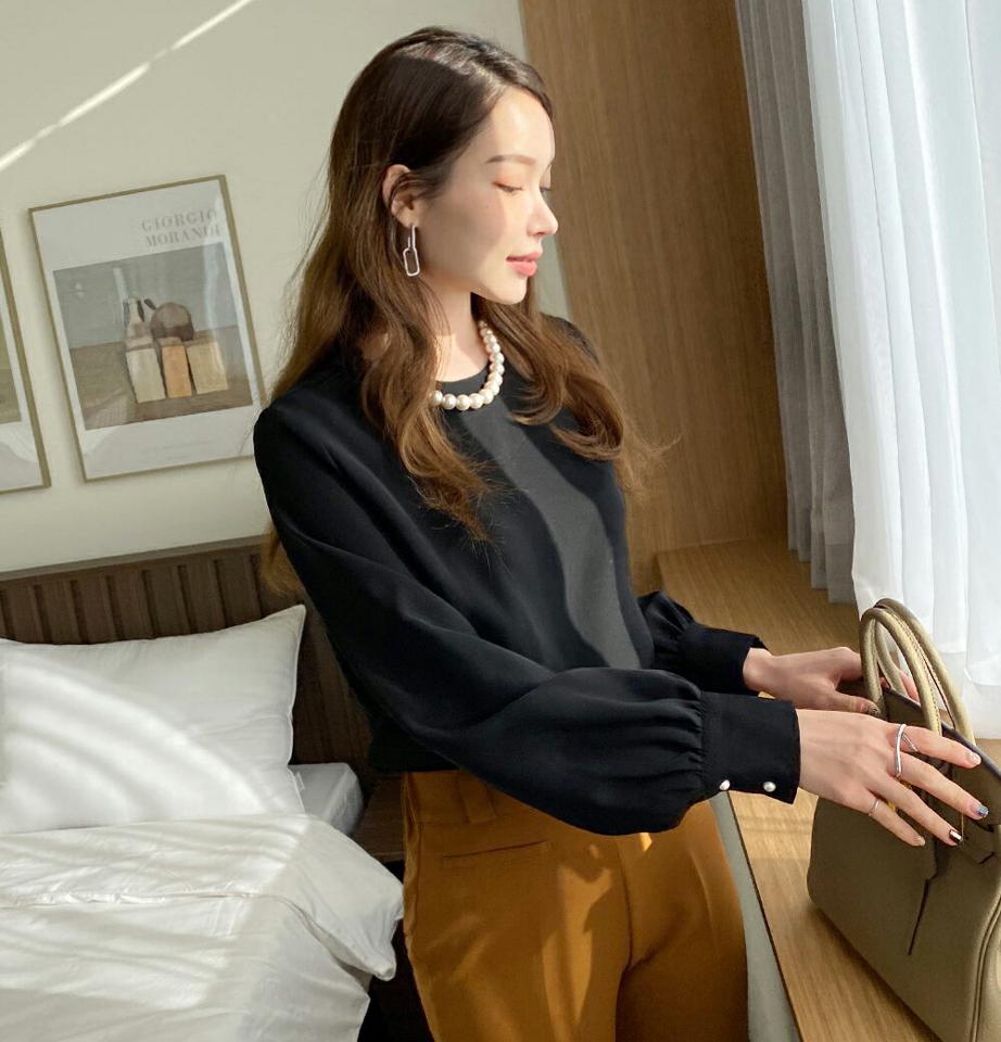 パールアクセ付ラウンドネックブラウス・全3色・b71281 レディース 【bl】トップス ブラウス 長袖 ラウンドネック パールネックレス フェミニン 上品 ユニーク シンプル 襟 秋 冬 韓国ファッション ハイホリHIHOLLI