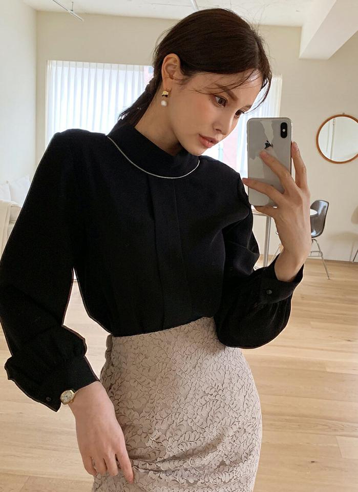 メタルラインピンタックブラウス・全2色・t00747 レディース 【bl】トップス ブラウス ピンタック 長袖　単色 無地 シンプル モダン 大人 ハーフネック 大人 オフィスカジュアル 秋 冬 韓国ファッション ハイホリHIHOLLI