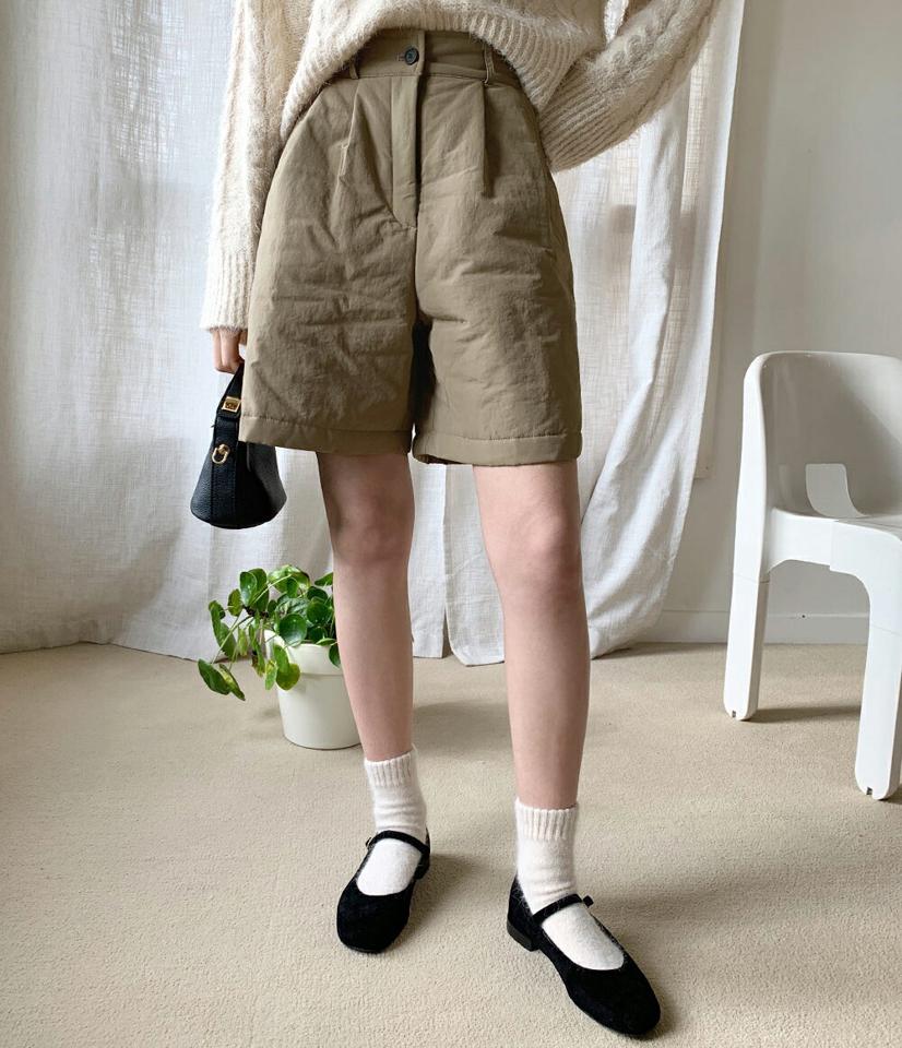 中綿ハーフパンツ・全3色・t63063 レディース 【pt】韓国ファッション ボトムス ハーフ ハーフパンツ 中綿 ツータック ハーフ丈 ワイド 無地 シンプル 体型カバー 足長 美脚 フェミニン カジュアル 秋 冬